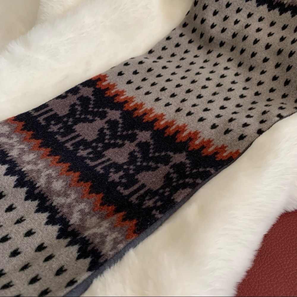 Gray scarf - Picture 5 of 11
